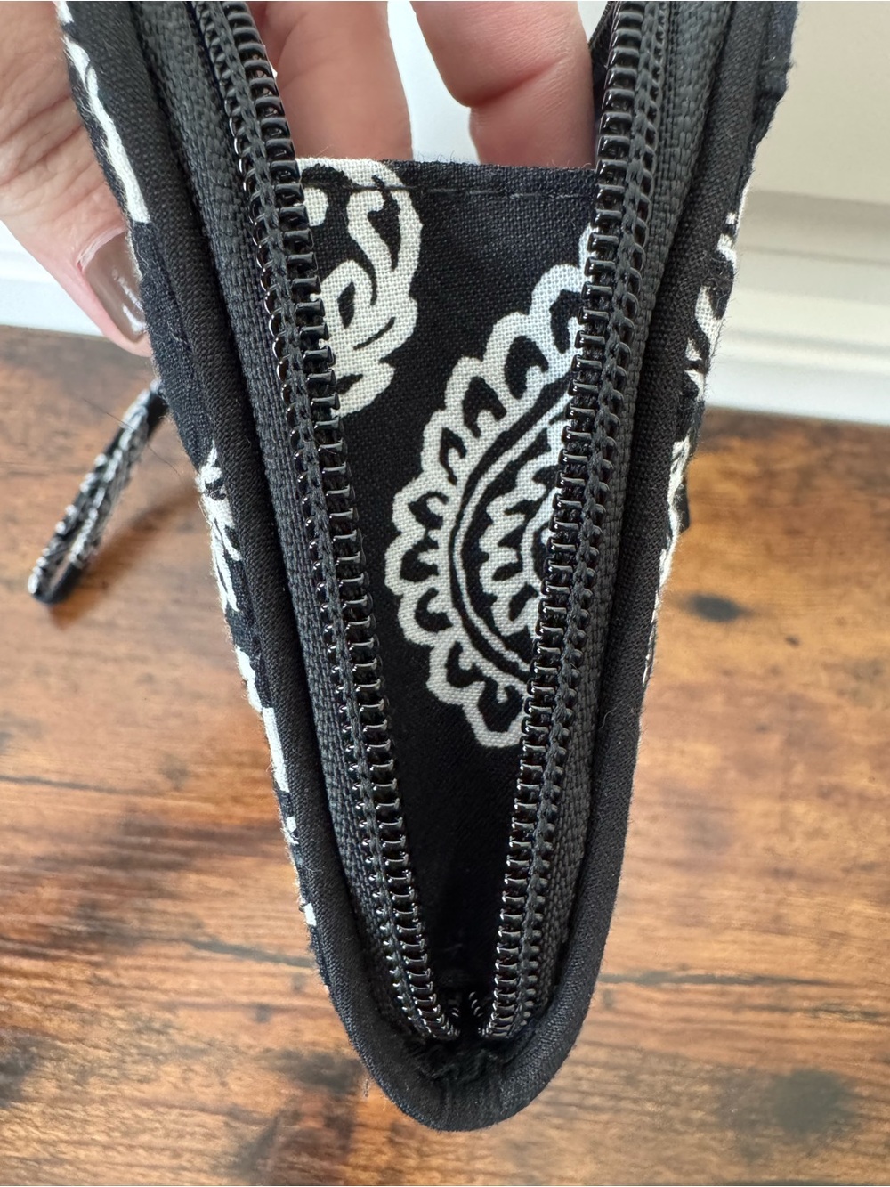 Vera Bradley RFID Front Zip Wristlet NWT Black White Bandana OSU Oklahoma State - Picture 9 of 11